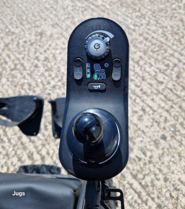 Invacare AVIVA RX20 REAR WHEEL DRIVE POWERCHAIR - Image 7